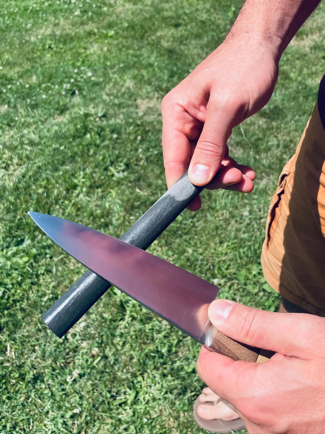 Couteau en train d'être aiguisé par la pierre des Pyrénées