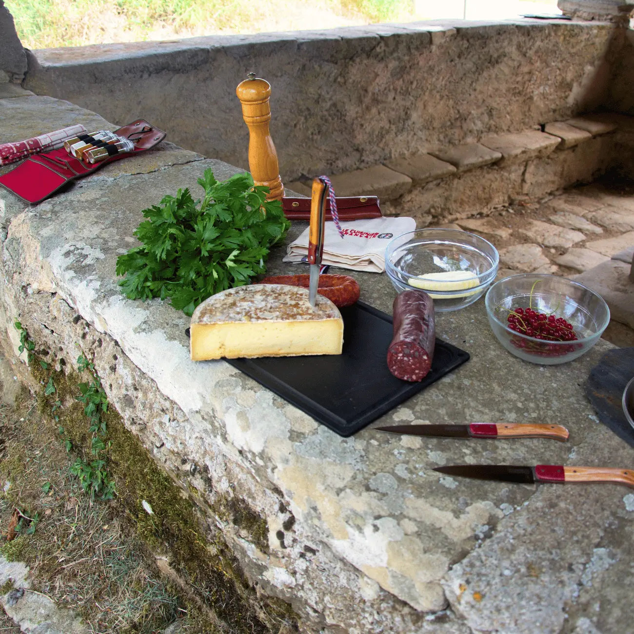 planche paperstone mis en scène avec couteau esperluètes et nourriture