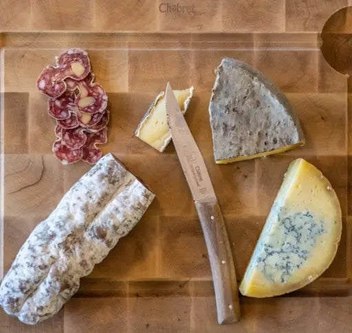 Billot LCF avec saucisson fromages et couteau dessus