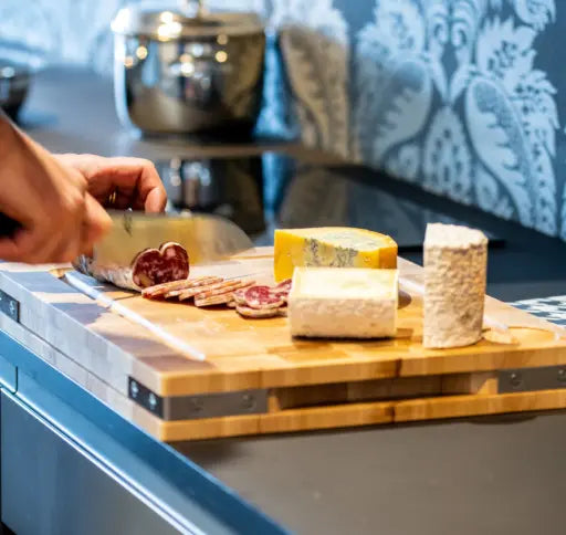 Billot LCF posée en cuisine avec saucisson et fromages dessus
