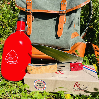 Gourde Le Grand Tetras accompagné d'une Esperluète et d'un sac de rando