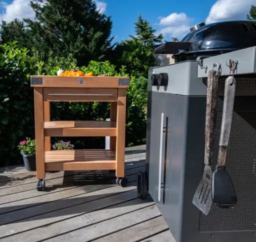 Desserte mis en scène en extérieur sur une terrasse avec un barbecue