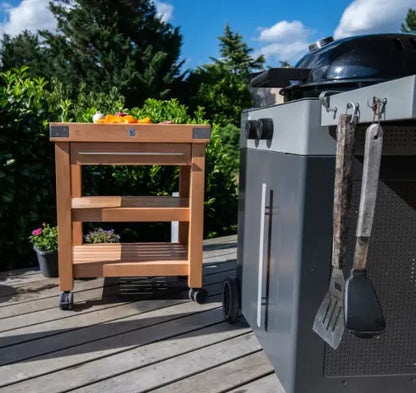 Desserte mis en scène en extérieur sur une terrasse avec un barbecue
