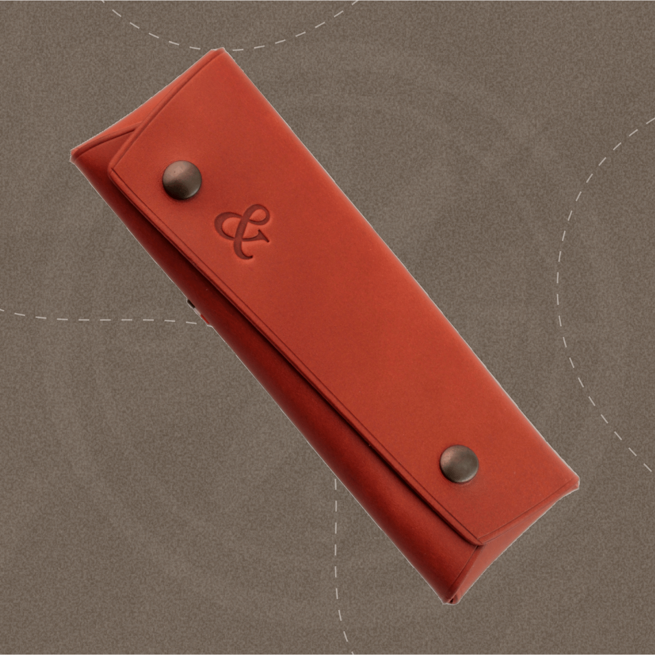 Étui en cuir végétal artisanal rouge avec logo frappé pour le couteau Esperluète Le Cuisinier Français.