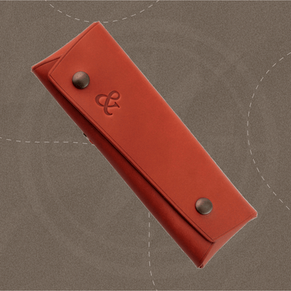 Étui en cuir végétal artisanal rouge avec logo frappé pour le couteau Esperluète Le Cuisinier Français.