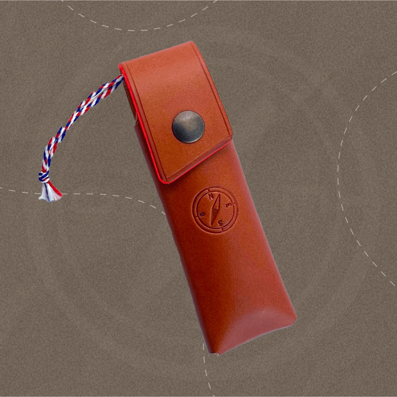 Étui en cuir végétal fauve fermé, conçu sur mesure pour le couteau d'office pliant Esperluète Mini.