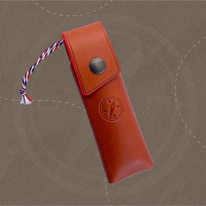 Étui en cuir végétal fauve fermé, conçu sur mesure pour le couteau d'office pliant Esperluète Mini.