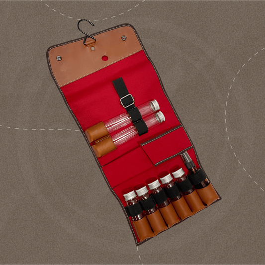 Grand organisateur de cuisine nomade suspendu ouvert : emplacements pour grands tubes d'huile, pots à épices et couteau Esperluète.