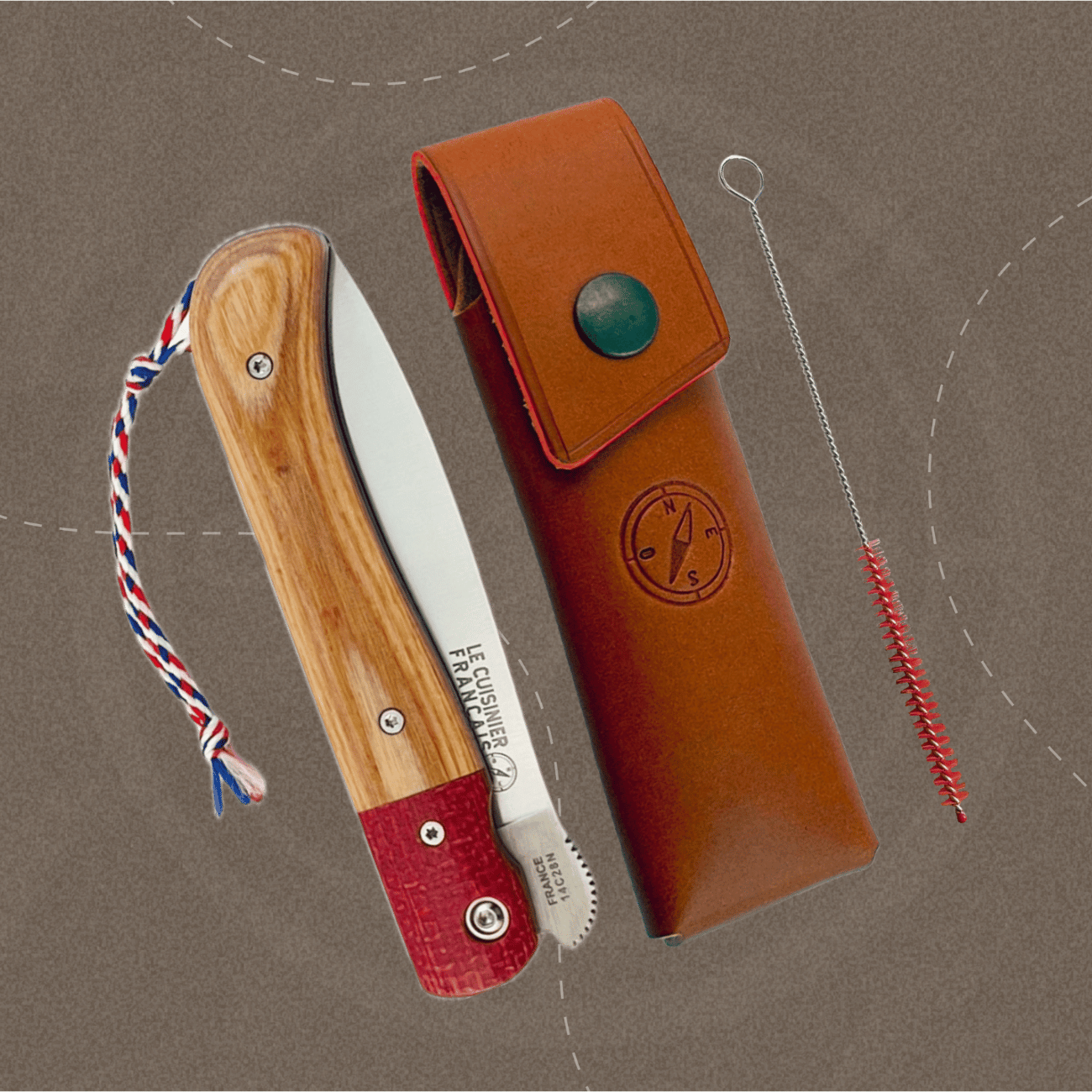 Set complet Le Cuisinier Français : Couteau d'office pliant, son étui en cuir de protection et l'écouvillon de nettoyage.