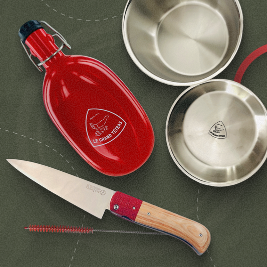 Pack exclusif Le Grand Tétras x Le Cuisinier Français : la gourde rouge vintage, la popotte 2 en 1, le couteau Esperluète et son écouvillon.