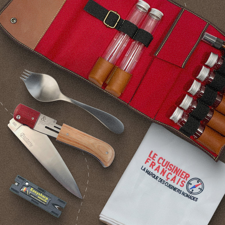 Vue à plat du Pack Vanlife Grand Format : l'équipement complet comprenant le Grand Kit d'épicerie nomade, le couteau Esperluète, la Georgette, l'aiguiseur de voyage et le torchon.