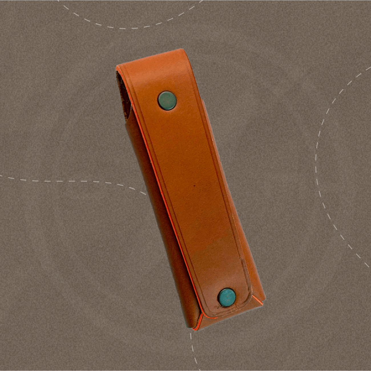 Dos de l'étui montrant le passant de ceinture à double pression pour une attache rapide et sécurisée.