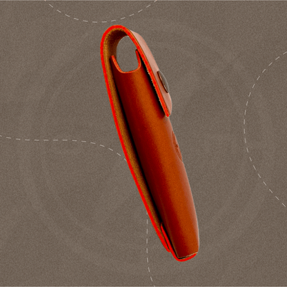 Profil de l'étui en cuir : une protection fine et compacte qui se glisse facilement dans la poche.