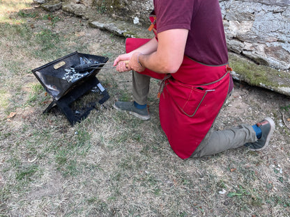 Tablier LCF porté par Etienne Rozès accroupi devant le barbecue